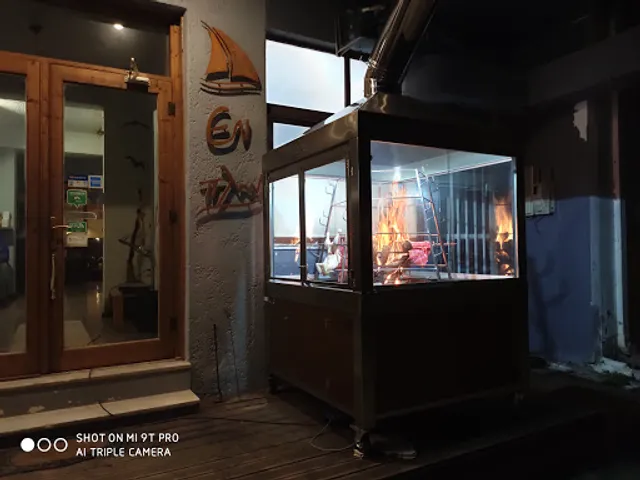 Enplo restaurant Kokkinos Pirgos Harbour