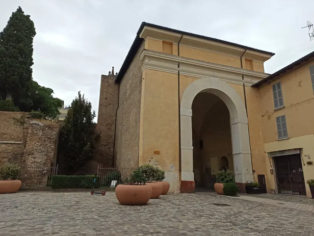 Porta Adriana