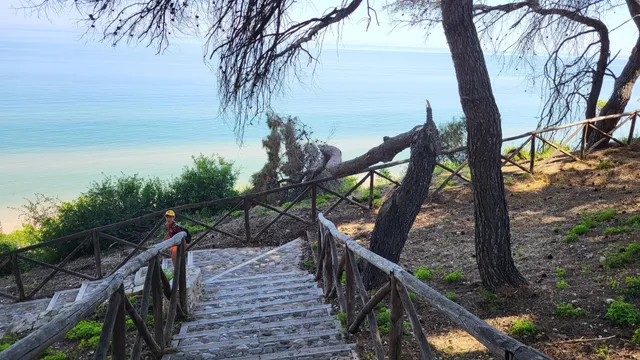 Spiaggia dei Cento Scalini o delle Tufare
