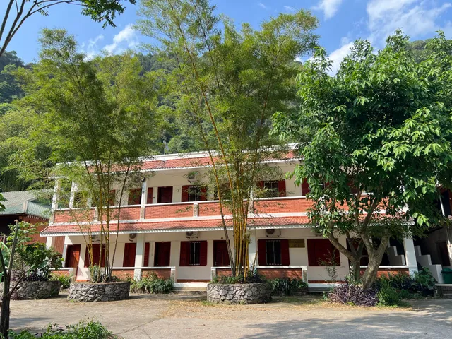 Thang Hen Lake Eco Resort