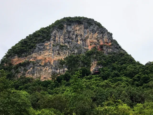Wat Khao Daeng Tawan Tok