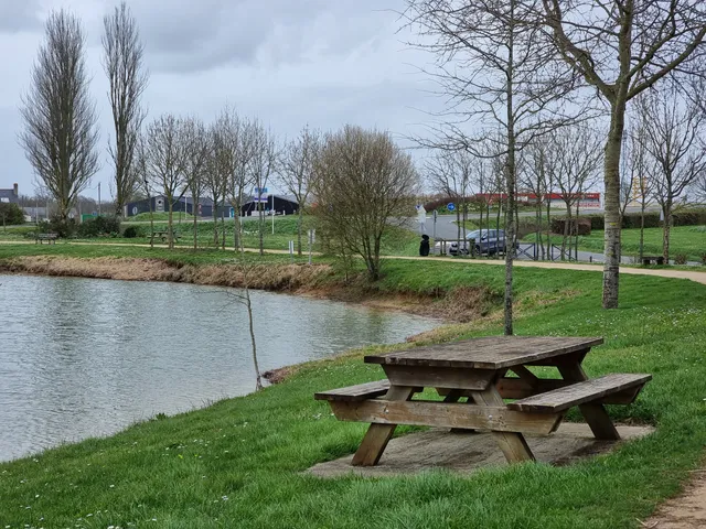 LE LOUROUX - PLAN D'EAU ET PLAGE