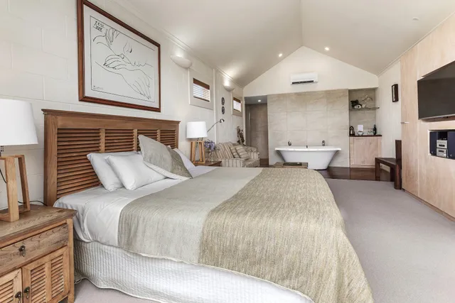 Captain's at the Bay