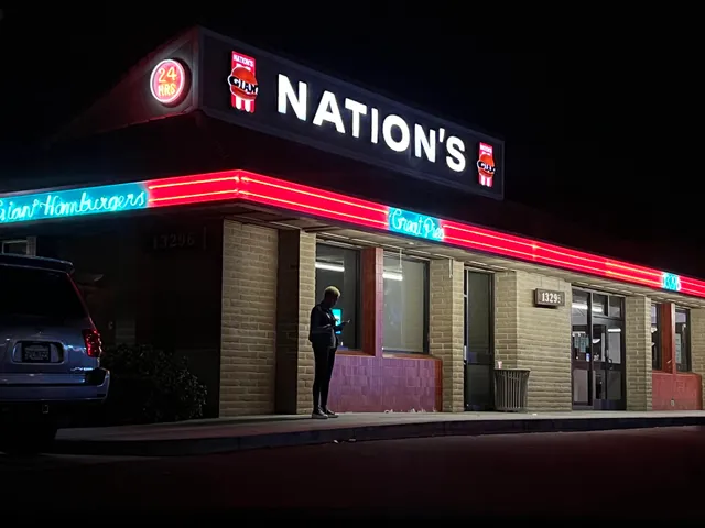 Nation's Giant Hamburgers & Great Pies