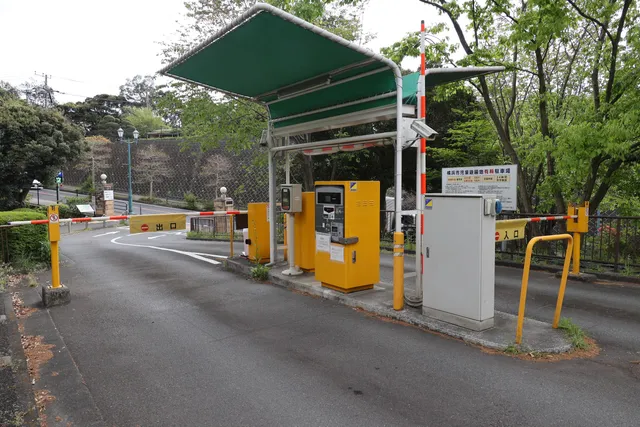 Yokohamashi Jidoyuenchi Parking Lot