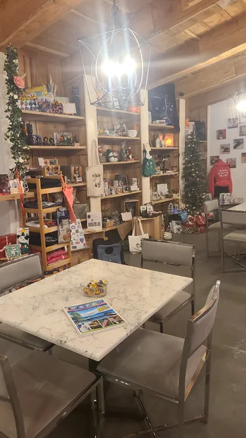 The Pretty Paw Lounge