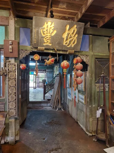 ตลาดคลองสวน 100 ปี (ฝั่งฉะเชิงเทรา)