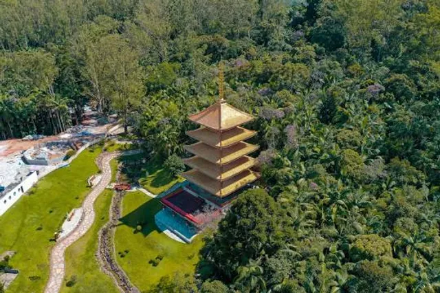 Torre de Miroku Luz do Oriente