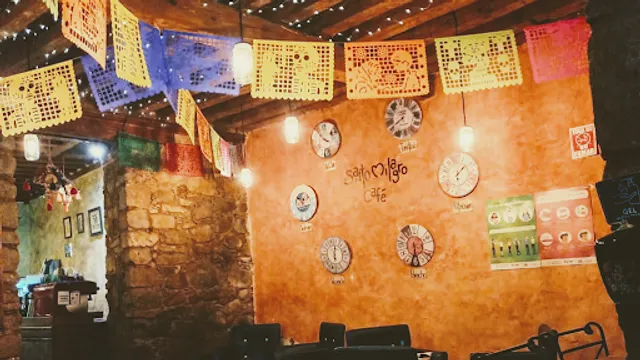 Santo Milagro Café