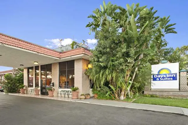 Days Inn & Suites by Wyndham Anaheim At Disneyland Park