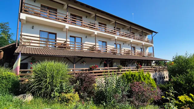 La Curtea Porumbăceană