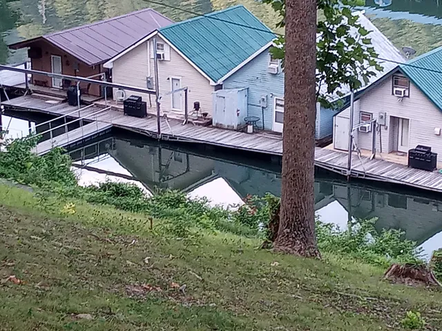 Lakeshore Cottages & Motel