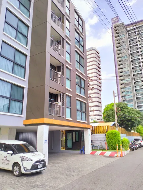 Upper Suites Sriracha（アッパースイーツ・シラチャ）