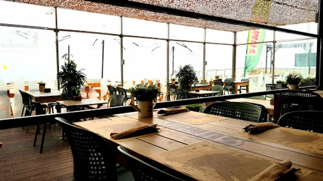 Bamboo Bar, Food & Waves