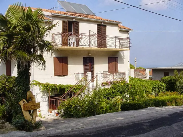 Apartments Rubinić Vrisnik