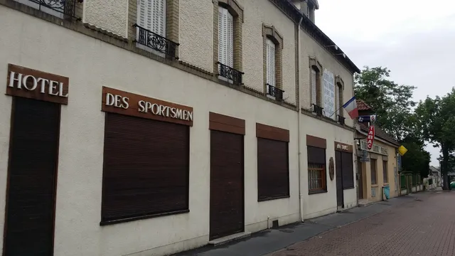 La Chaise au Plafond