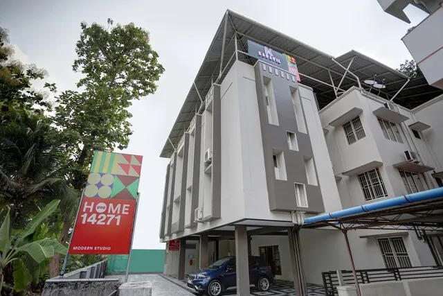 OYO 14271 Modern Studio Near Lulu Mall