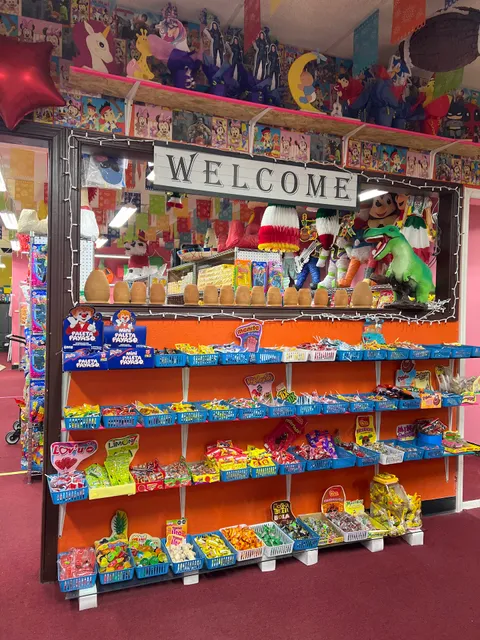 Candyfruit - Dulceria, Piñatas, Tables and Chairs, Confetti