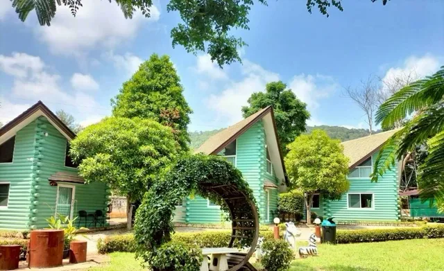 ร็อควู๊ด เฮ้าส์ รีสอร์ท แอนด์ ทรงวาดนวดแผนไทยเพื่อสุขภาพ และสปา