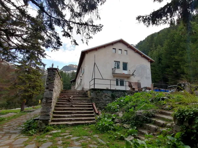 Skakavitsa Hut