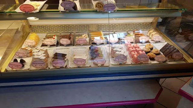 Petras Kaffee Konditorei Eis das Süße Herz️ in Strebersdorf