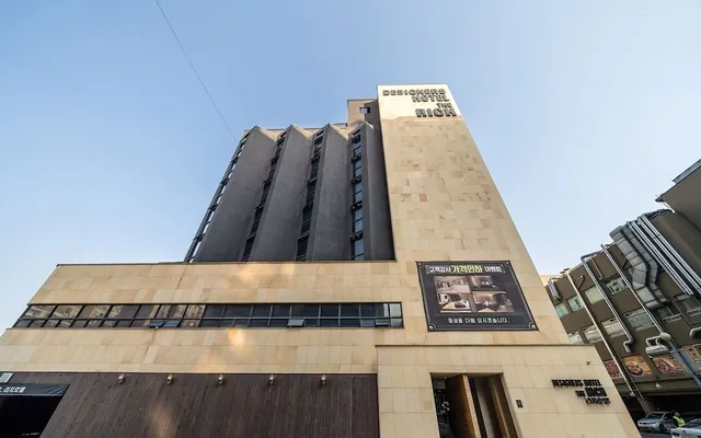 Rich Hotel
