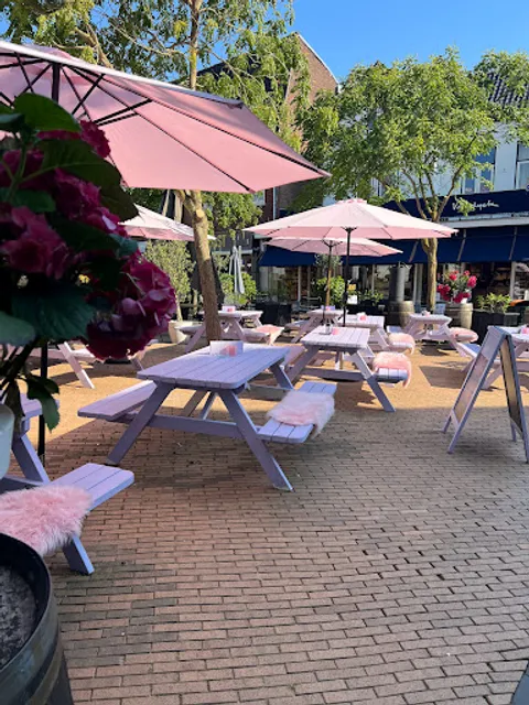 Les is more lunchroom