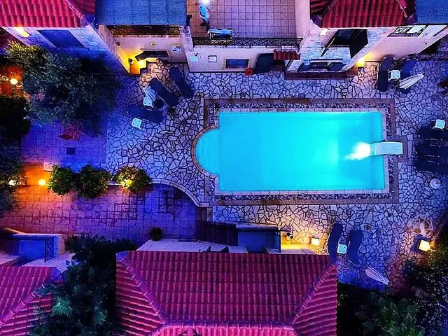 FINIKES APARTMENTS - ΠΕΤΡΟΧΤΙΣΤΕΣ ΜΟΝΟΚΑΤΟΙΚΙΕΣ