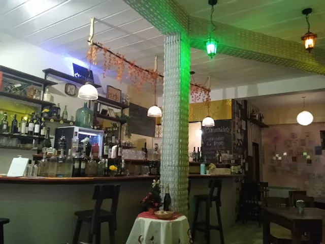 C' est la Vie Cafe & Bistro