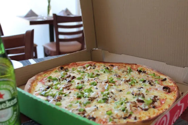 Cheese Pizza Plaza Capuchinas