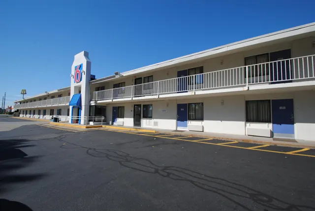 Motel 6 Chicopee, MA - Springfield