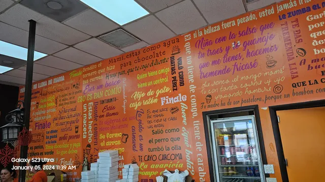 El Paraiso Shopping Plaza