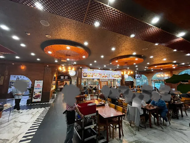 Hwasim tofu (Tofu stew, seafood pancake)