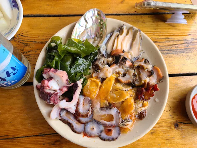 해녀의 집 (산이수동항)