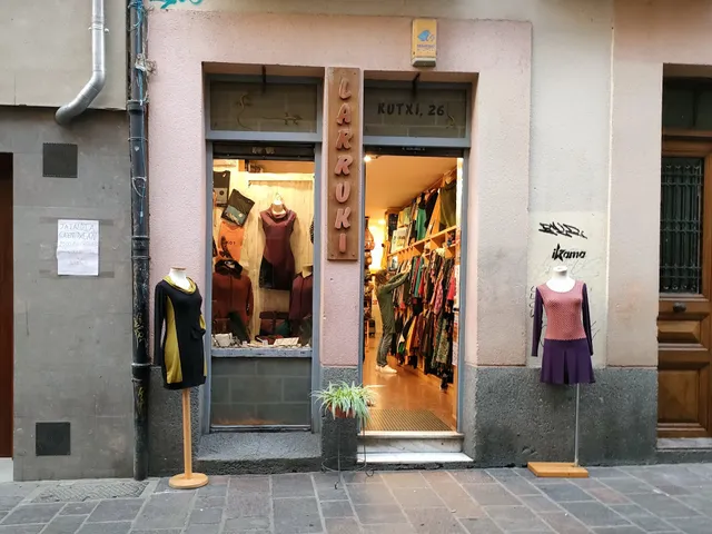 LARRUKI ROPA Y COMPLEMENTOS