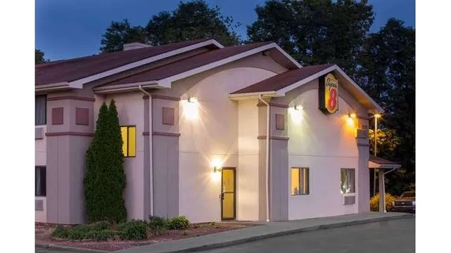 Super 8 by Wyndham Lewisburg