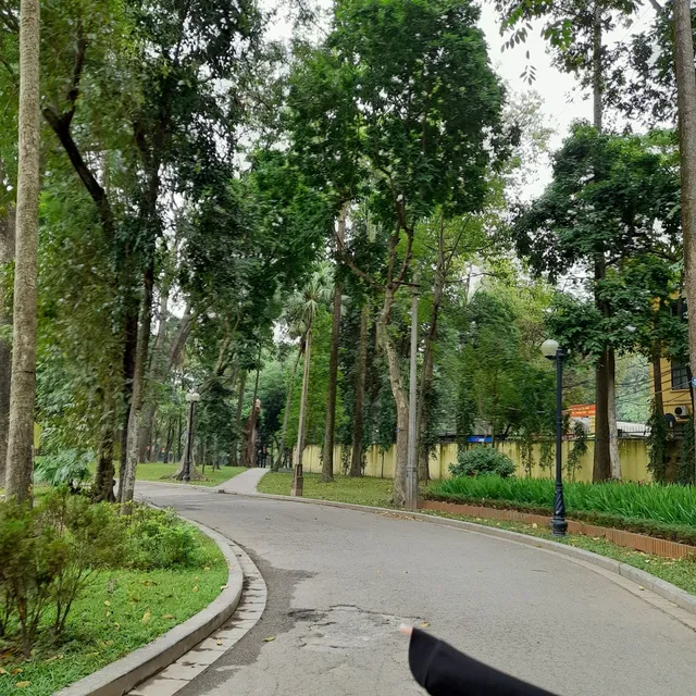 Hồ tròn Bách Thảo