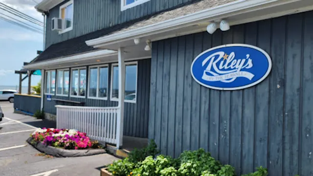 Riley's by The Seawa;;