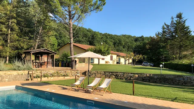 Agriturismo con PISCINA "Sotto il Colle" - PRODUZIONE olio extavergine d'oliva - CEREALI e SPEZIE - Assisi