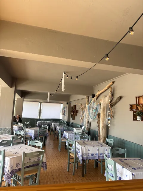 Yalos Cafe Restaurant