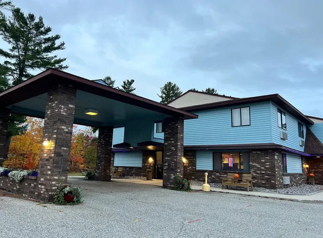 Paradise Inn & Suites