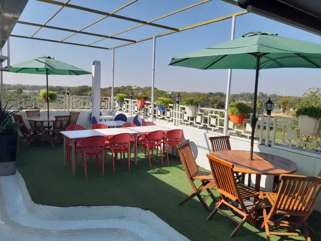 Rooftop Restaurant & Cafe Hotel The Grand Piano