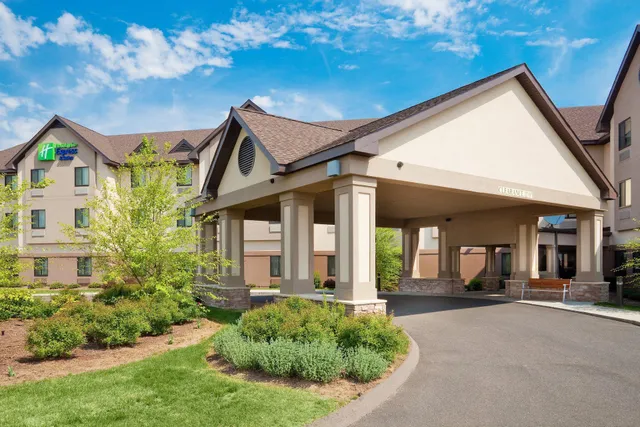 Holiday Inn Express & Suites Bradley Airport by IHG