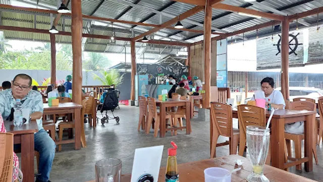 Rumah Makan Tepi Pantai