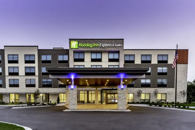 Holiday Inn Express & Suites Milwaukee - West Allis, an IHG Hotel