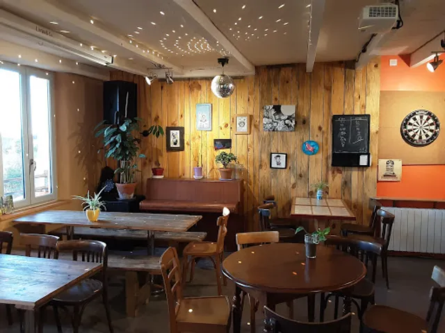 Café Au Bord Du Monde