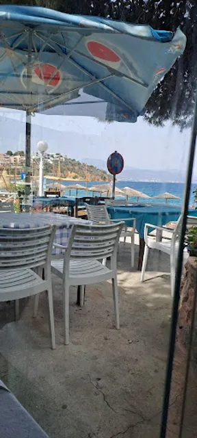 Το Πεύκο καπέλα φωτεινη