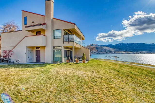 Lake Chelan Shores in Chelan, WA by Vacasa