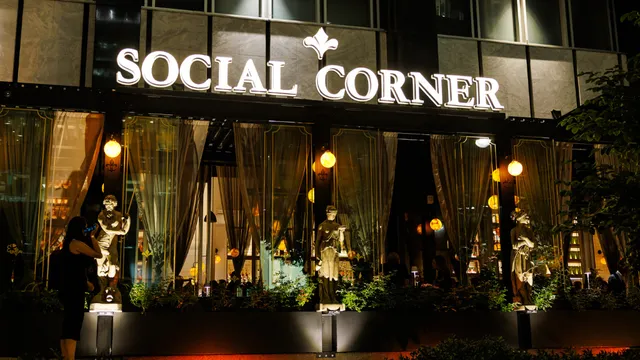 SOCIAL CORNER COAL HARBOUR