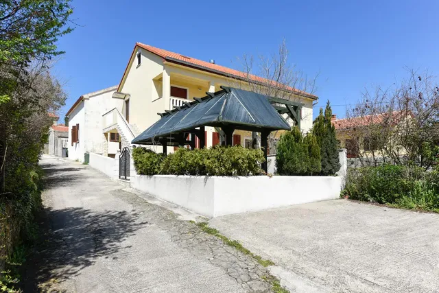 Apartments Rena, Preko